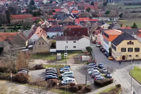 Derzeit ist der Ortseingang von einem Parkplatz geprägt.