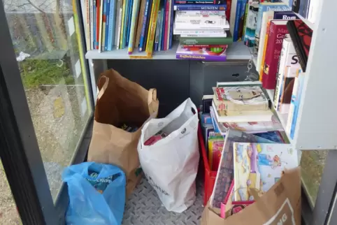 Bedauerlich: Regelverstoß im Bücherhaisl. Bedauerlich: Regelverstoß im Bücherhaisl.