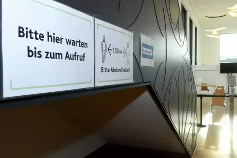 „Bitte warten bis zum Aufruf“ – die Diskussion, wer wann und wo hätte warten müssen, ist im Donnersbergkreis so richtig gestarte „Bitte warten bis zum Aufruf“ – die Diskussion, wer wann und wo hätte warten müssen, ist im Donnersbergkreis so richtig gestarte