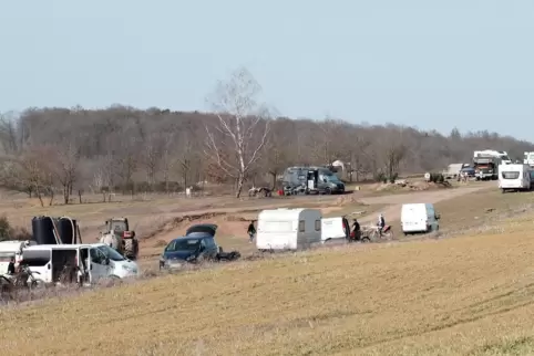 Viele der Autos, Wohnwagen und Reisemobile, die an der Schweyener Motocross-Strecke parken, tragen deutsche Nummernschilder.