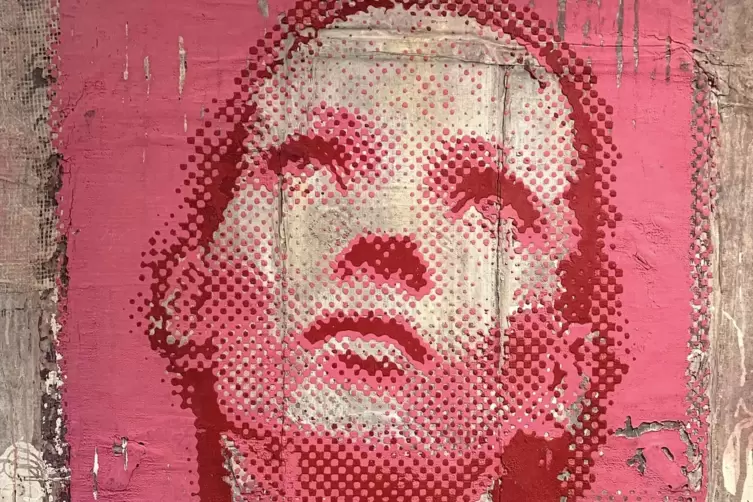 Dick aufgetragen im Gesicht von Kate Moss: Für ihre Recycling-Kunst – hier „Red Belief“ – bearbeitet Patrizia Casagranda Lkw-Pla