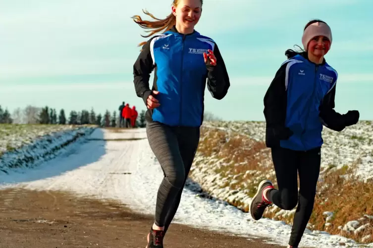 Stella Kobert (links) 13 und ihre Schwester Nara Kobert (11) joggen meistens gemeinsam.
