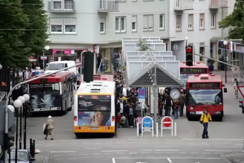 Hier am Busbahnhof sollen am Rosenmontag fünf Jugendliche einen älteren Mann zusammengeschlagen haben. An dieser Geschichte der 