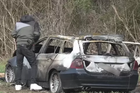 Ausgebranntes Fluchtauto nach einem Überfall im Jahr 2018 in Köln. 