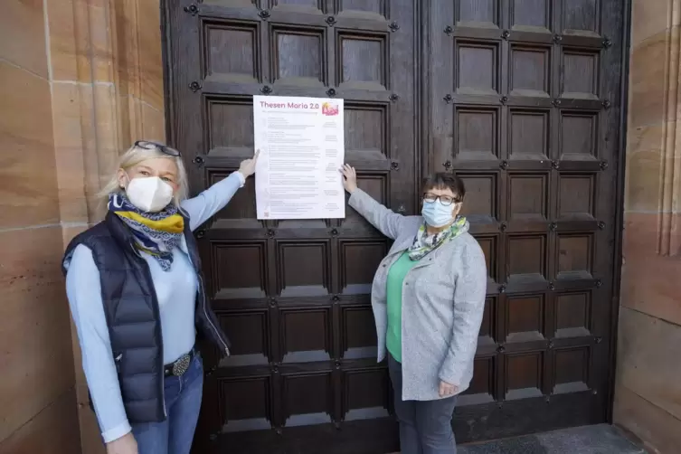 Auch in Kaisesrlautern bringen Frauen der Initiative Maria 2.0 ihre Forderungen an der Tür der Marienkirche an. 