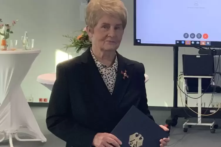 Die Unternehmerin Ilse Lang wurde am Mittwoch mit dem Bundesverdienstkreuz 1. Klasse ausgezeichnet. 