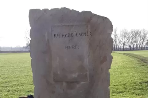 Beschmiert: Richard Launer hieß der deutsche Soldat, der den britischen Bomber angeschossen hat.