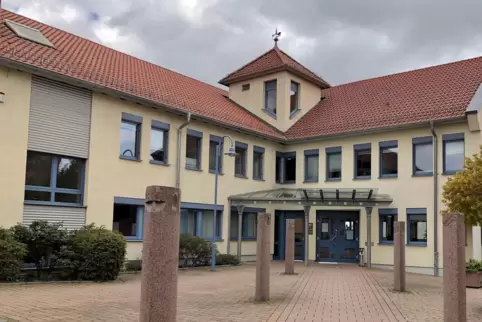 Bald sollen mehr Mitarbeiter hier im Rathaus in Hettenleidelheim arbeiten. 
