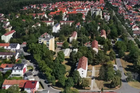 Aus der Luft: vorne links die Grünfläche als möglicher Kita-Standort, dahinter das Gewo-Quartier. Aus der Luft: vorne links die Grünfläche als möglicher Kita-Standort, dahinter das Gewo-Quartier.