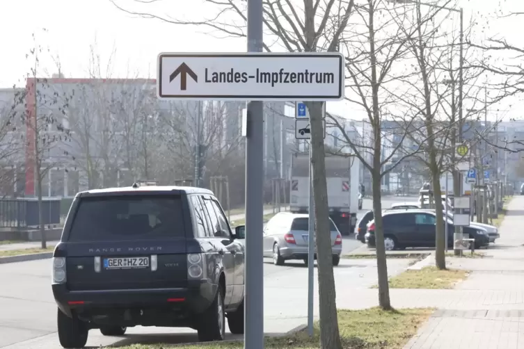 Rund um das Landesimpfzentrum k&ouml;nnen die Impflinge kostenlos parken. 