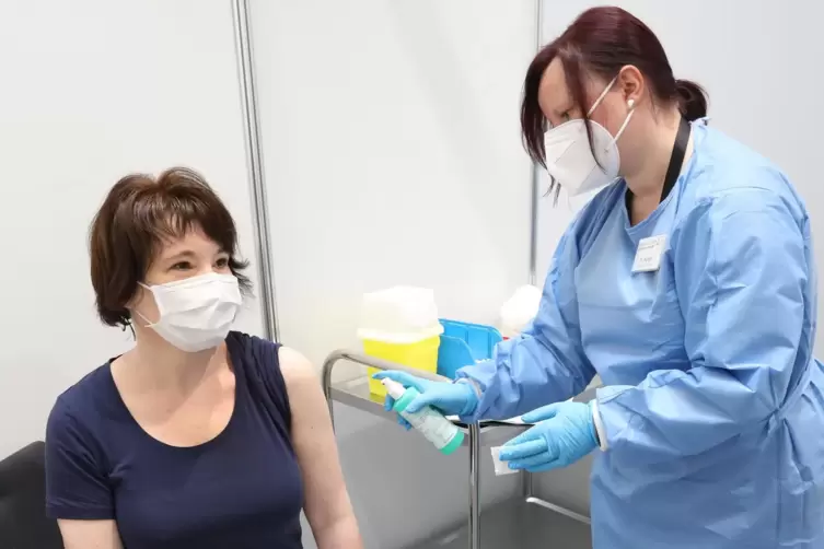 Anja Herberstein wird von Kristin Kaliga geimpft.