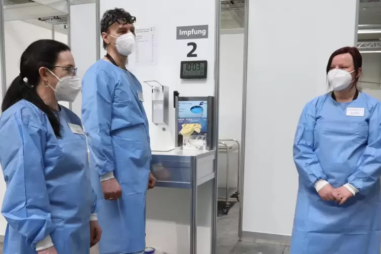 Susanne Kuntz, Markus M&uuml;ller und Kristin Kaliga stellen sich gerne in den Dienst der Sache. Am Mittwoch impfen sie auf der gelbe