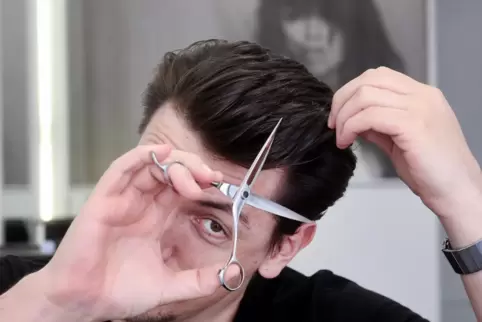 Ab Montag dürfen Friseure wieder arbeiten.