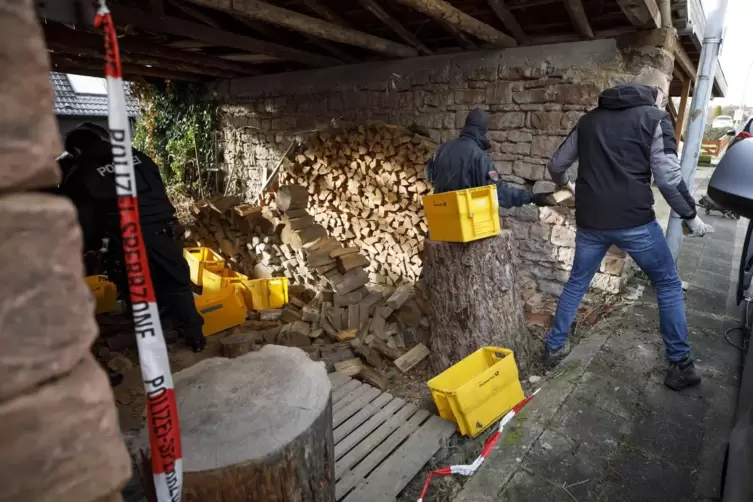 Scheit für Scheit hat die Polizei vergangene Woche das Holz aus einem Fischbacher Schuppen geröntgt. Weitere Sprengfallen des Me