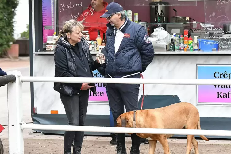  Jutta und Martin Bitsch (mit Hund Caya) von der DSG Bliesgau haben ein Late-Entry-Turnier für Profi-Dressurreiter auf die Beine