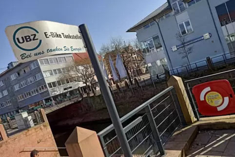 Nur noch ein verbogenes Schild zeugt von der früheren E-Bike-Ladestation auf dem Herzogplatz.