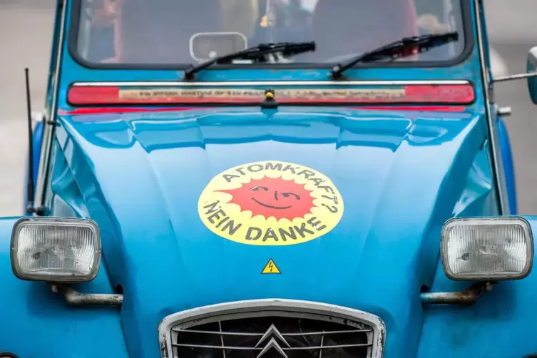 Deutsch-französischer Protest gegen die Atomkraft: Eine „Ente“, ein Citroën 2CV, mit dem Logo der Bewegung pro Ausstieg. 