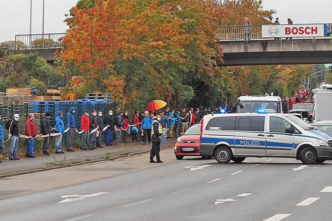 Im Oktober demonstrierte die IG Metall in der Bexbacher Straße in Homburg-Erbach mit einer Menschenkette gegen Stellenabbau-Plän