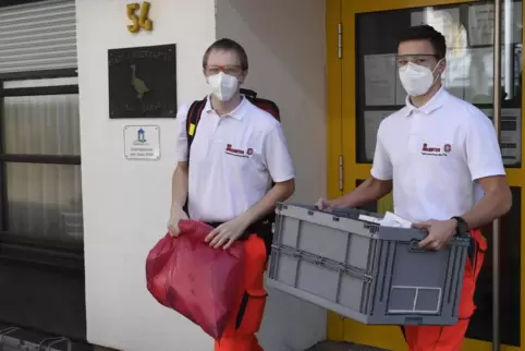 Sören Dieter (links) und Alexander Lennartz nahmen in der Kita Jean-Ganss-Straße die ersten zwölf Abstriche 