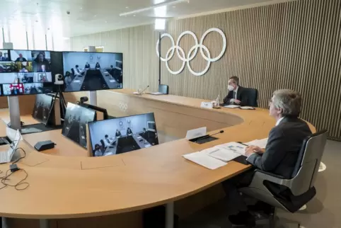 Thomas Bach (rechts) bei einer Videokonferenz am IOC-Sitz in Lausanne. 