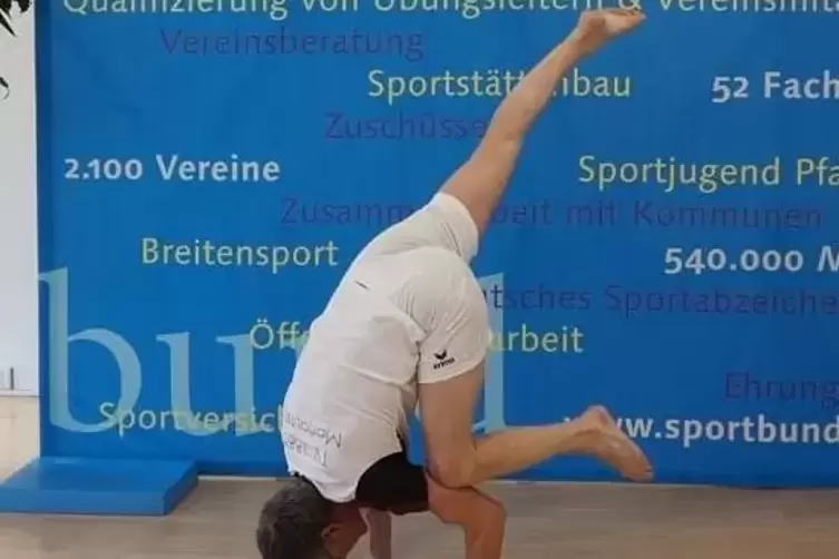 Eine akrobatischere Variante mit gestrecktem Bein.
