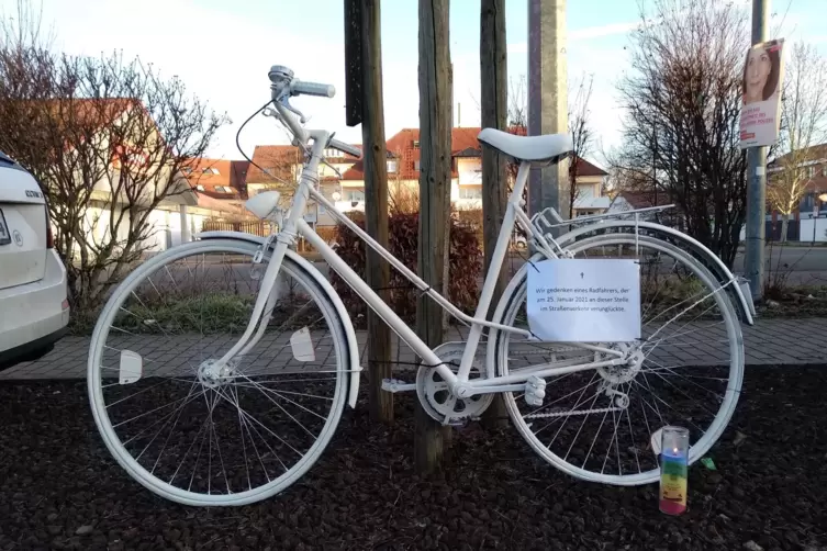 Der ADFC hat am Unfallort ein sogenanntes Geisterfahrrad als Mahnmal f&uuml;r das Unfallopfer aufgestellt. 