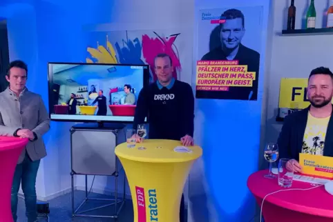 Im Studio (von links): Landtagskandidat Heiko Driess, sein B-Kandidat Andreas Wegmann und Moderator Markus Wick. 