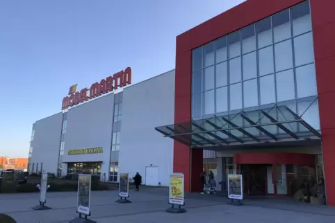 Zusammen mit neun weiteren Unternehmen will Möbel Martin mit Klagen vor den Verwaltungsgerichten eine Öffnung der großen Häuser 