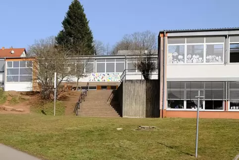 Architekt Martin Grub schlägt vor, das untere Gebäude (im Vordergrund rechts) mit einem Anbau zu verlängern. 