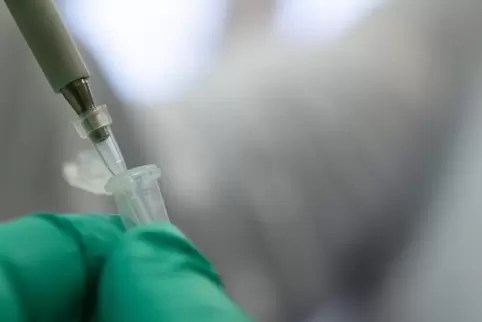 Die neuen Ableger des Coronavirus haben in Deutschland stark zugelegt. Das zeigen die Erbgutanalysen. Gegen die britische Mutant