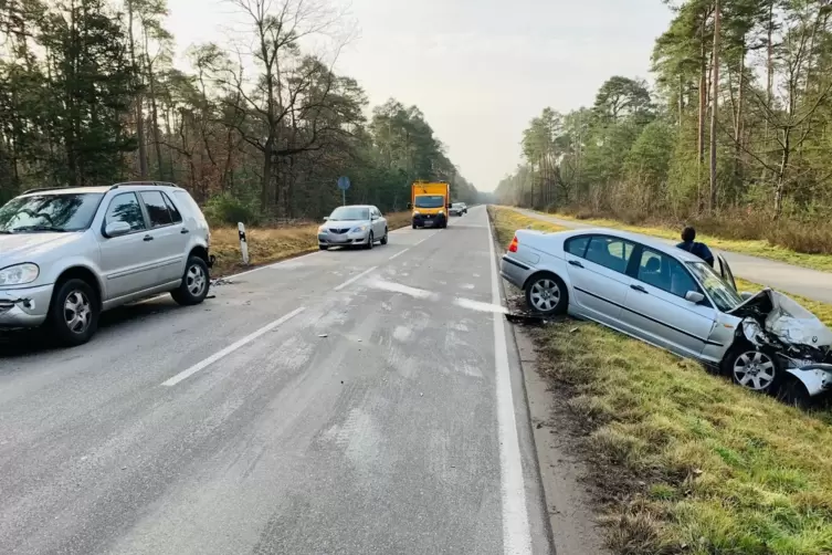 Der Unfallverursacher landete mit seinem BMW im Straßengraben. 