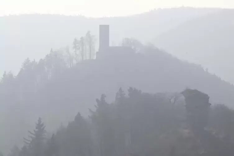 Burg Münz ist auf dem Bild im Hintergrund zu sehen. 