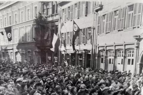 Das Hissen der Hakenkreuzfahne vor dem Stadthaus am heutigen Martinsplatz.