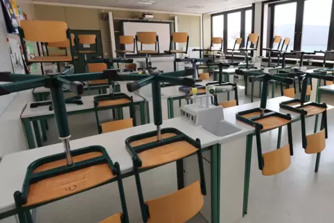 In den Klassensälen des Leininger-Gymnasiums müssen auch die Decken ausgetauscht werden. 
