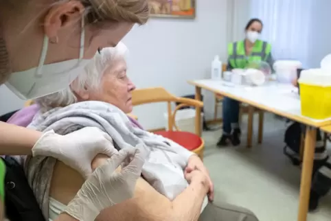  Senioren in Altenheimen gelten als besonders gefährdet für schwere und tödliche Covid-Verläufe. 