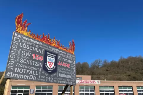 Ein großes Banner vor der Feuerwache weist auf den runden Geburtstag hin.