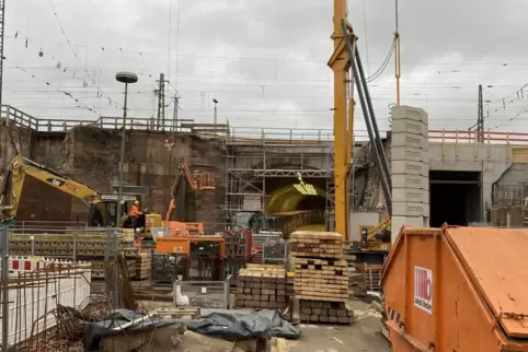 In vollem Gange: die Arbeiten an der Eisenbahnüberführung in der Trippstadter Straße. 