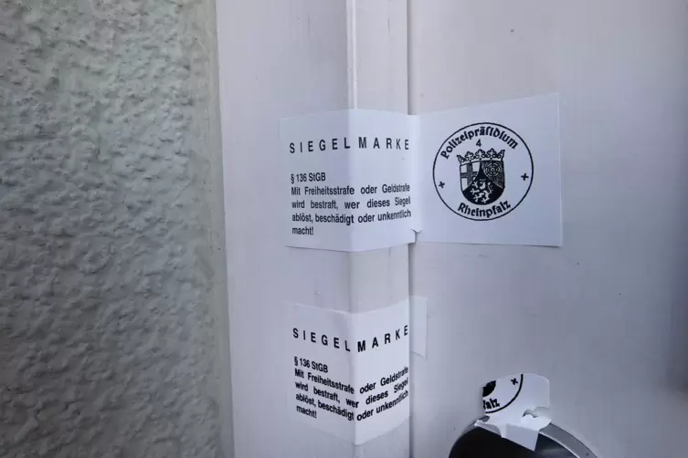 Am Tatort in Schifferstadt: Siegel der Kriminalpolizei. 
