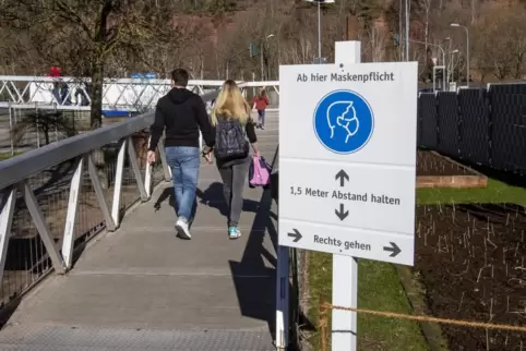 Mit solchen Schildern wird auf dem Gartenschau-Gelände in Kaiserslautern auf die Maskenpflicht hingewiesen.