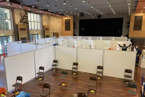 Anlaufstelle für Impfwillige: Speyerer Impfzentrum in der Stadthalle. Das Foto zeigt einen Umbau vor knapp zwei Wochen. 