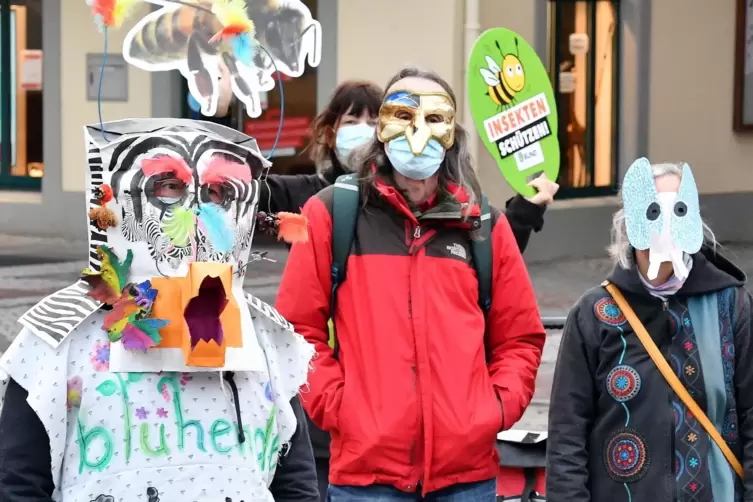 Die Teilnehmer der Kundgebung machten mit bunten Masken auf die Vielfalt in der Insektenwelt aufmerksam.