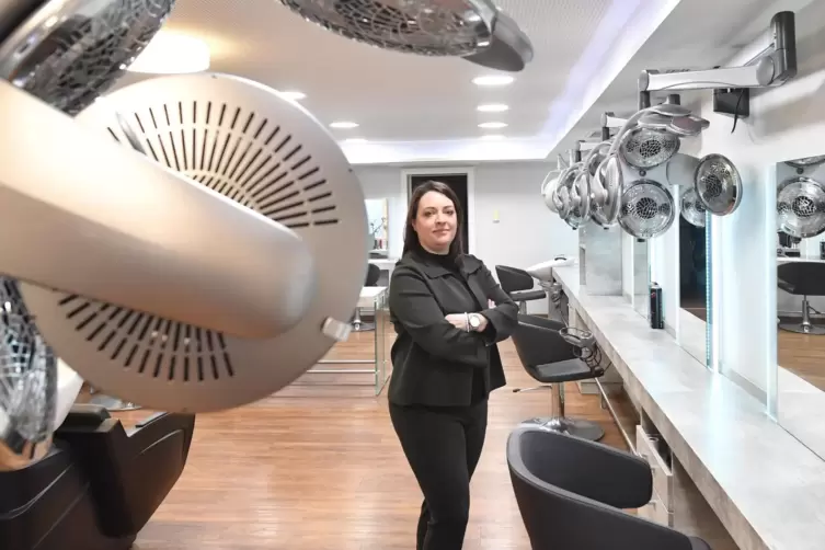 Susanne Braun hat mithilfe ihrer Familie die bestehenden Räume ihres Friseursalons den Corona-Auflagen entsprechend eingerichtet