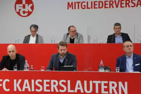 Ein Teil des Podiums in der Ebene 1900 im Fritz-Walter-Stadion – pandemiebedingt sind Trennscheiben zwischen den einzelnen Perso