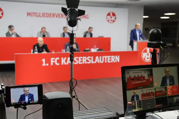 Die Zentrale: Aus der &bdquo;Ebene 1900&ldquo; in der Nordtrib&uuml;ne des Fritz-Walter-Stadions wurde die Jahreshauptversammlung des FCK &uuml;bertra