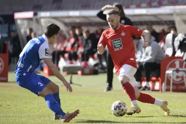 Der FCK-Mittelfeldspieler Marius Kleinsorge gegen Janik Jesgarzewski vom SV Meppen. 