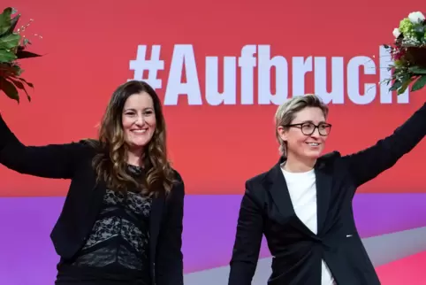 Zwei glückliche Vorsitzende: Beim digitalen Parteitag der Linkspartei stimmten am Samstag 84,2 Prozent der Delegierten für Janin