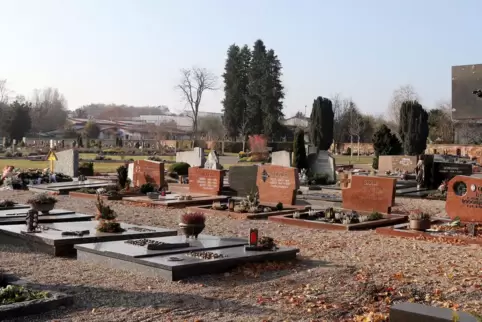 Der Trend zu Urnenbestattungen macht sich auch auf dem Friedhof in Rülzheim bemerkbar. 