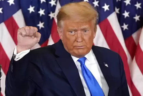 Donald Trump in der Wahlnacht am 4. November: Einen Erdrutschsieg habe er errungen, behauptet er bis heute. 