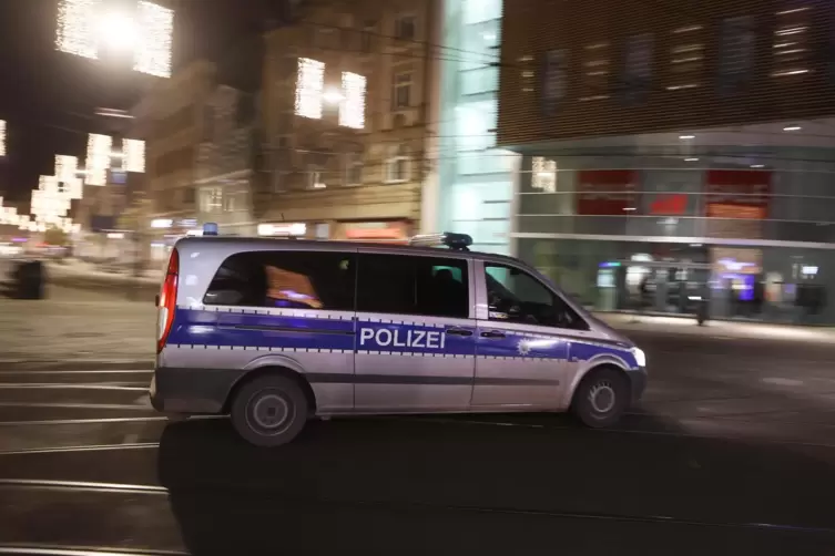 Die Polizei kontrolliert die nächtliche Ausgangssperre, hier in Thüringen. 