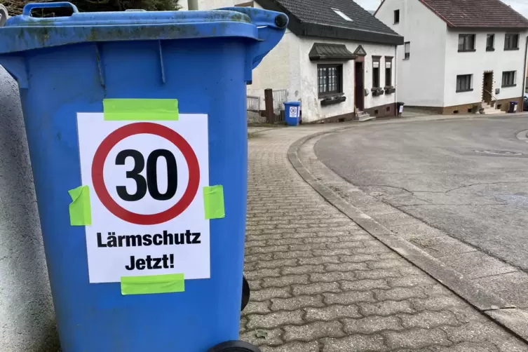 Mit selbstgemachten Tempo-30-Schildern fordern die Höhlmühlbacher ein Tempolimit. 